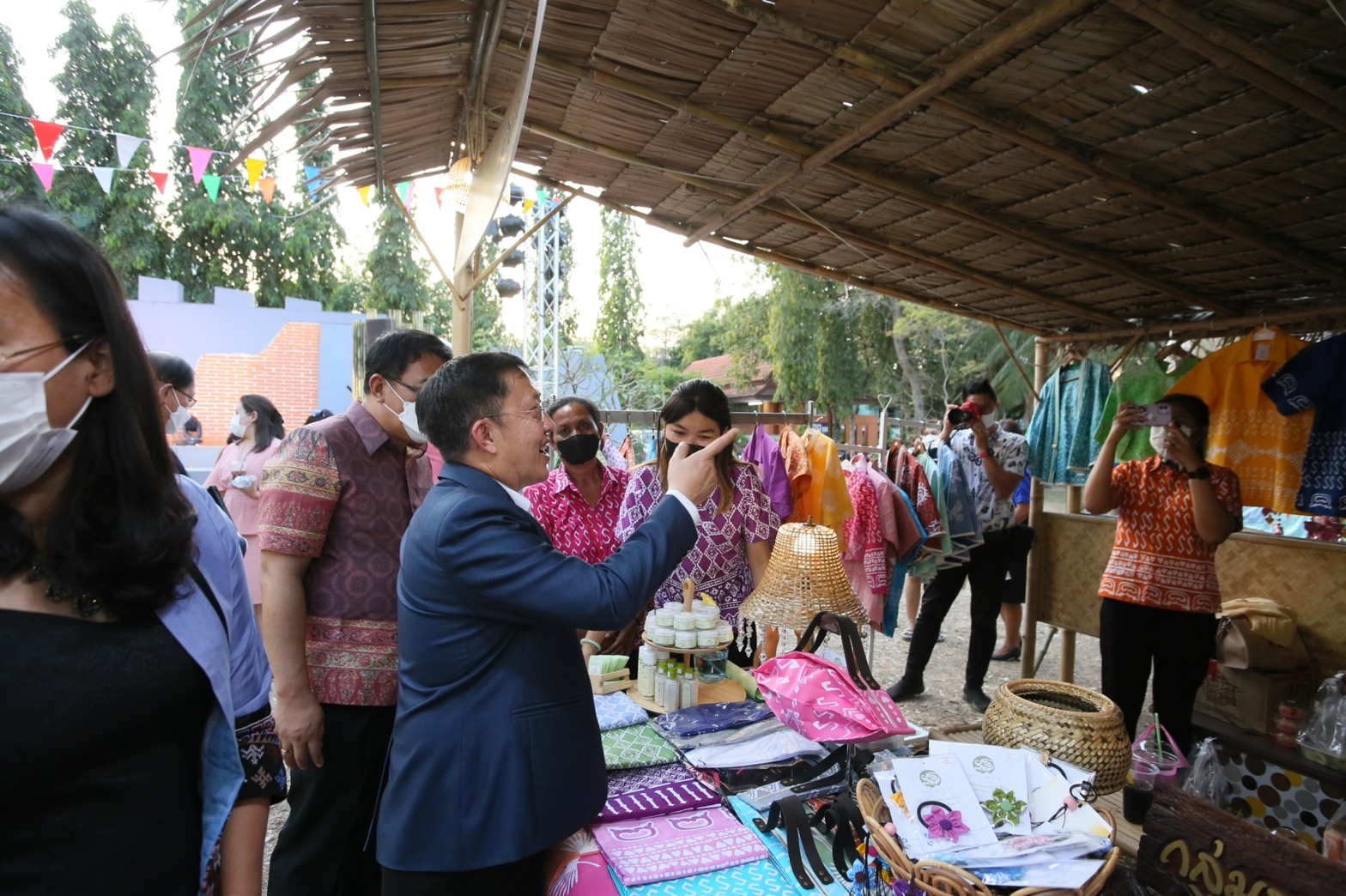 ดร.ดนุช ชมผลิตภัณฑ์ในบูธจำหน่ายสินค้า 4