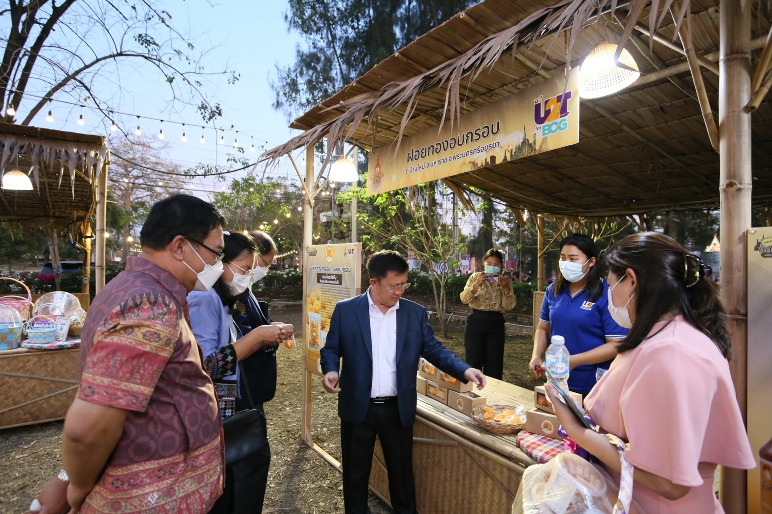 ดร.ดนุช ชมผลิตภัณฑ์ในบูธจำหน่ายสินค้า 7