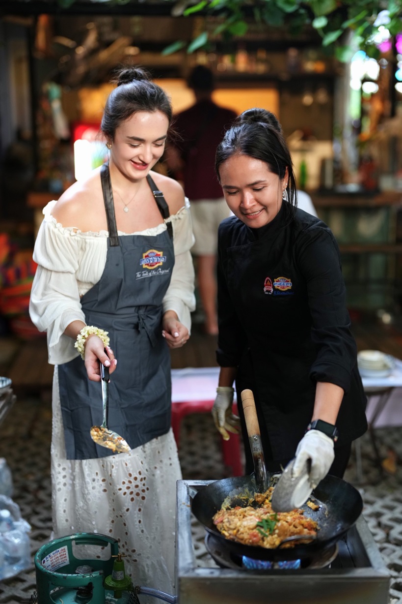 ซอสพริกศรีราชาพานิช The Yard Hostel 6 0