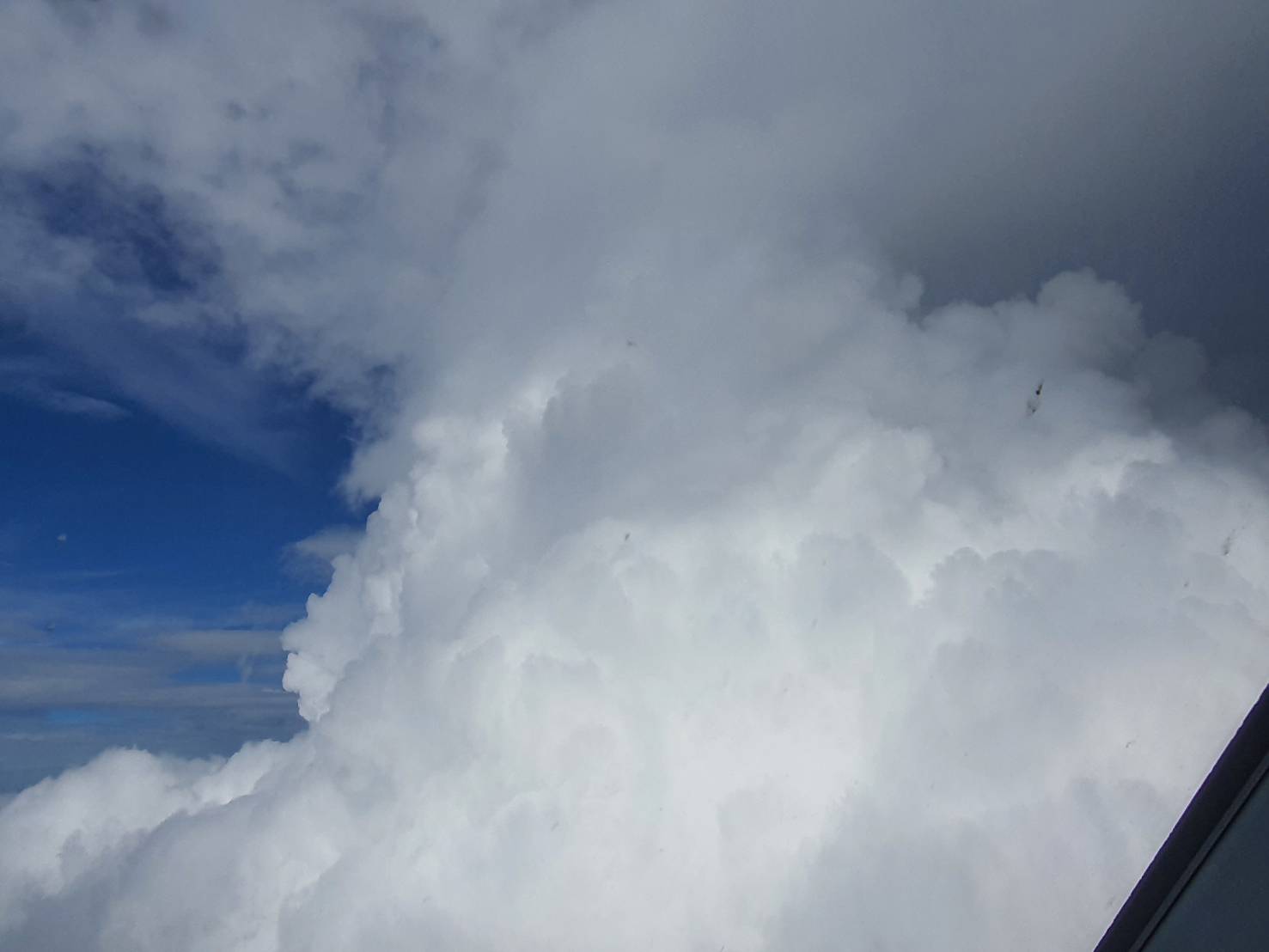 ภาพปฏิบัติการฝนหลวงบริเวณ อ.บ้านไร่ จ.อุทั